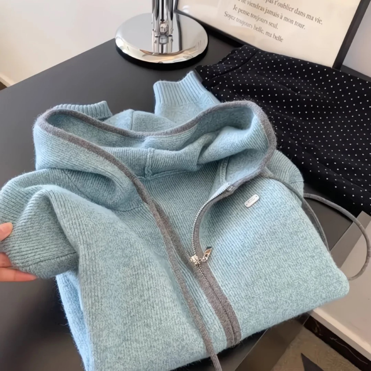 Зөөлөн малгайтай цамц